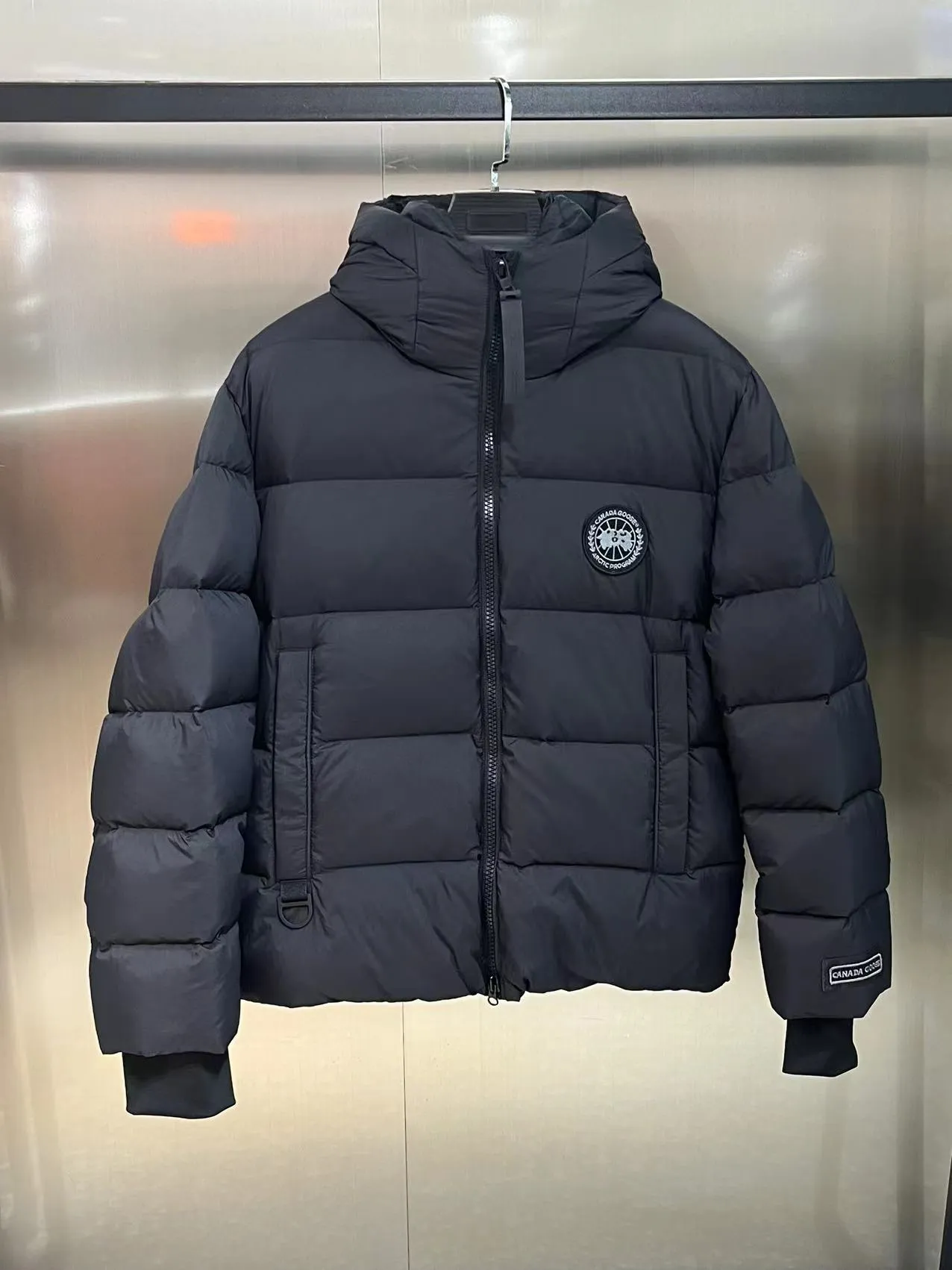 P940 2️⃣0️⃣2️⃣4️⃣The latest Canada goose black label down jacket. The goose black label down jacket is a must-have in the outerwear industry! The latest designer styles! The goose down jacket has always been a popular element of fashion and is loved by experts from all walks of life! Fashionable hooded cut, high-end customer-supplied fine goose down, high resilience, smooth zipper, strong and firm. Pockets on both sides can store small items, free your hands, and you can go out without worries. It can also meet the need of putting your hands in your pockets👏👏Produced by Big Goose, it can be used as a group uniform by many celebrities. This down jacket uses a double-layer anti-down lining design, which has strong windproof performance and will be very warm in winter! New standard 90% goose down filling, high fluffiness, windproof hooded design. When walking outdoors, pull the collar to the highest position, put your hands in the pockets and it will be very warm. It can be easily controlled by all body types! The interior is equipped with an elastic snow skirt design for better wrapping. The simple and neat style design highlights the masculine temperament. The impeccable style is classic and never goes out of style. It is warm and practical, and it is versatile! You can enter with your eyes closed!  Size: XS-XXL Color: black gray